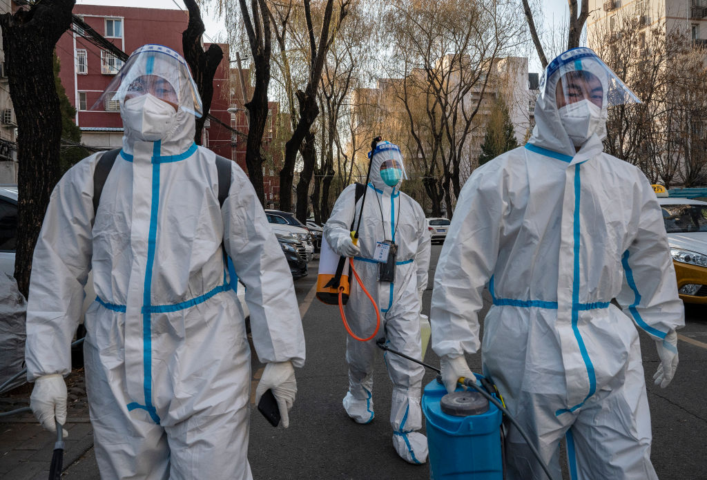 Equipe de desinfecção na China: país suspendeu a política de Covid zero, provocando um grande onda de contaminações -