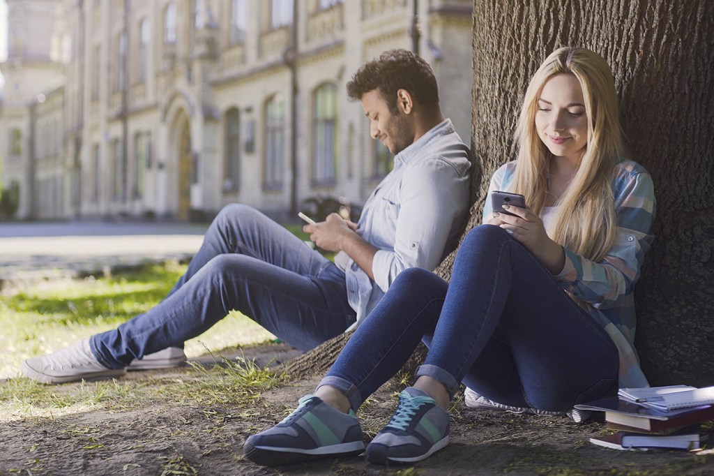 DESINTERESSE - Cada um com seu smartphone: as pessoas conversam cada vez menos com quem não conhecem -
