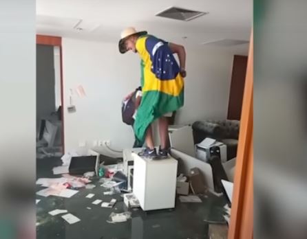 Homem simula defecar sobre móvel no STF, no domingo 8