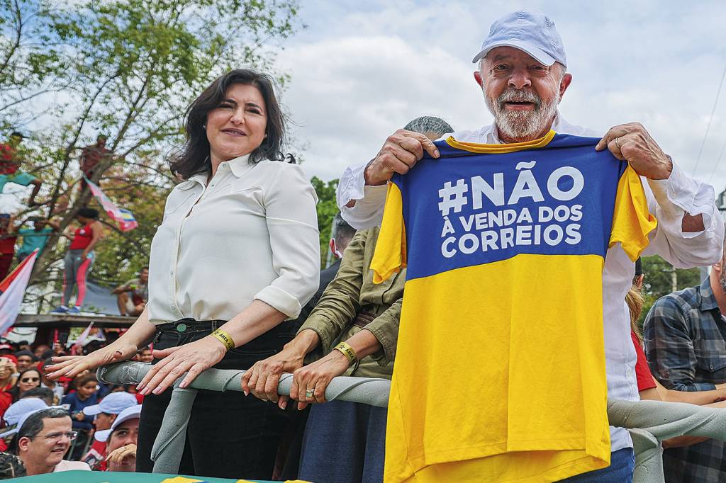 MAU INÍCIO - Lula, ao lado de Tebet: retirada de oito empresas da lista de privatizações, entre elas Petrobras e Correios -