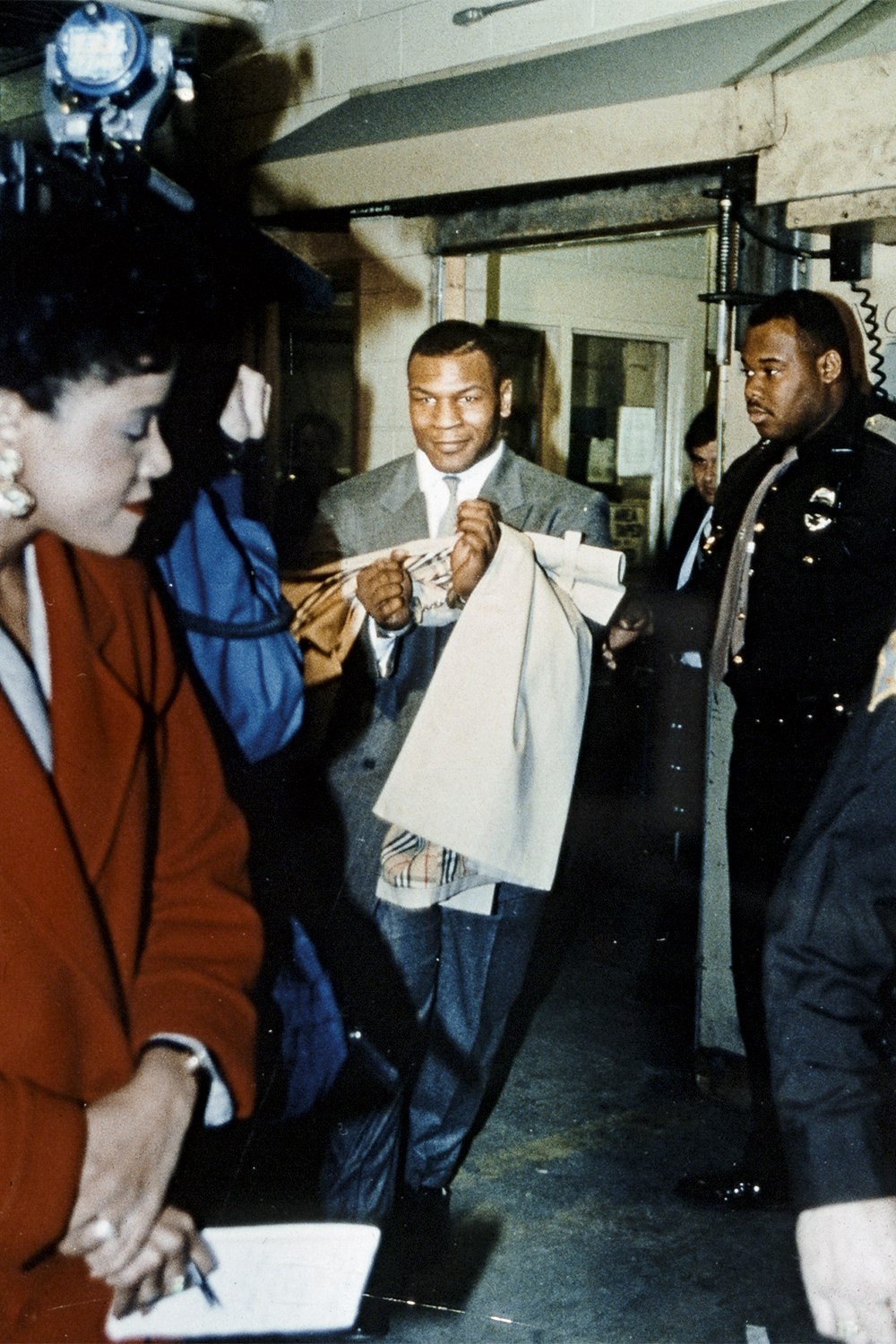 DE NOVO - Tyson preso, em 1992, por estupro: trinta anos depois, há outra denúncia de agressão contra ele -