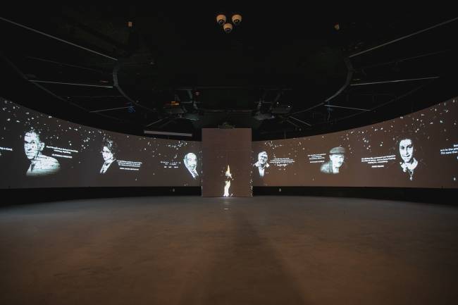 MMH_Centro Vida_cred Albert Andrade No Memorial do Holocausto, o subsolo abriga a área expositiva, que tem uma chama virtual na base do monumento que se ergue na área externa -