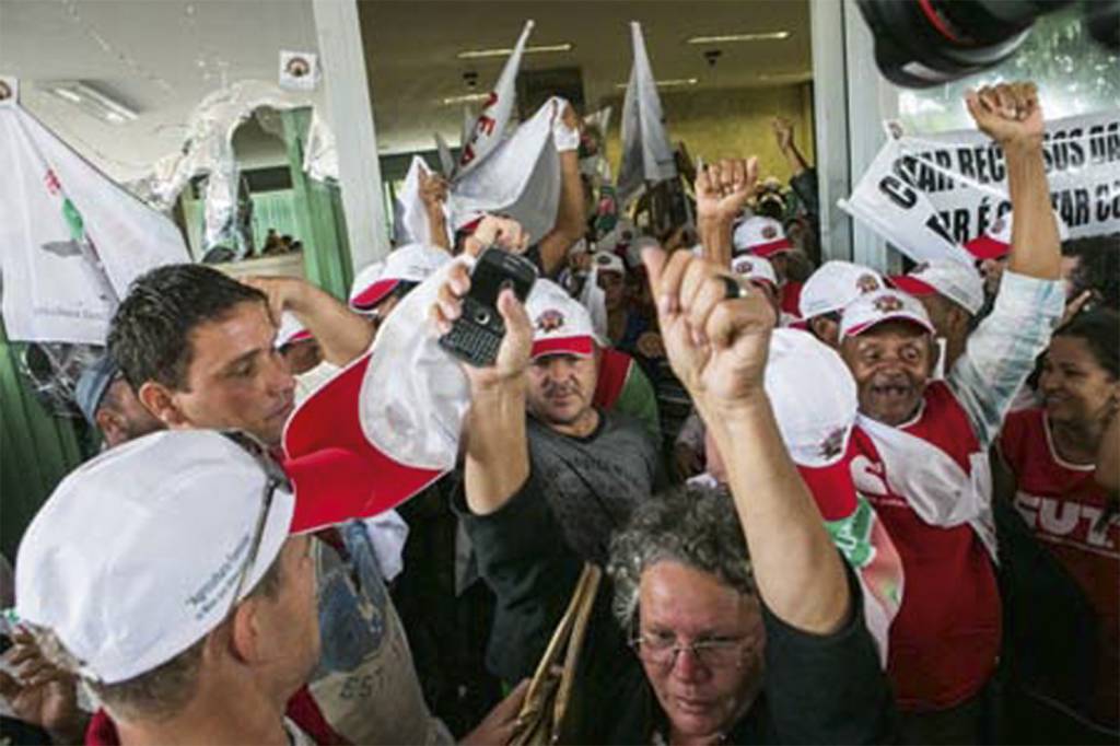MST-MIN-FAZENDA-INVASAO-2015-01.jpg Invasão do ministério