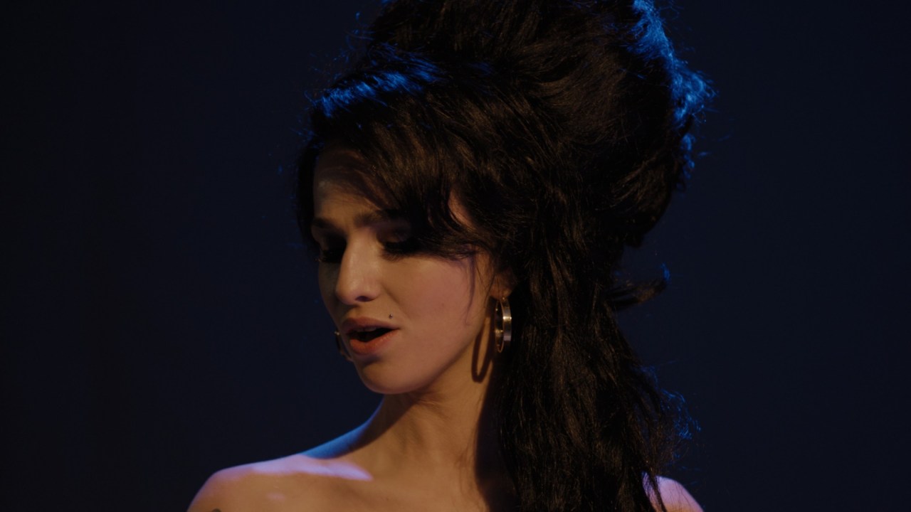 A atriz Marsa Abel como Amy Winehouse na cinebiografia 'Back to Black'-
