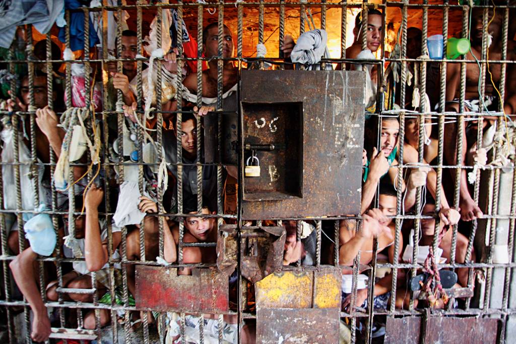TAREFA - Prisão lotada: a meta é conciliar pena com respeito a direitos humanos -