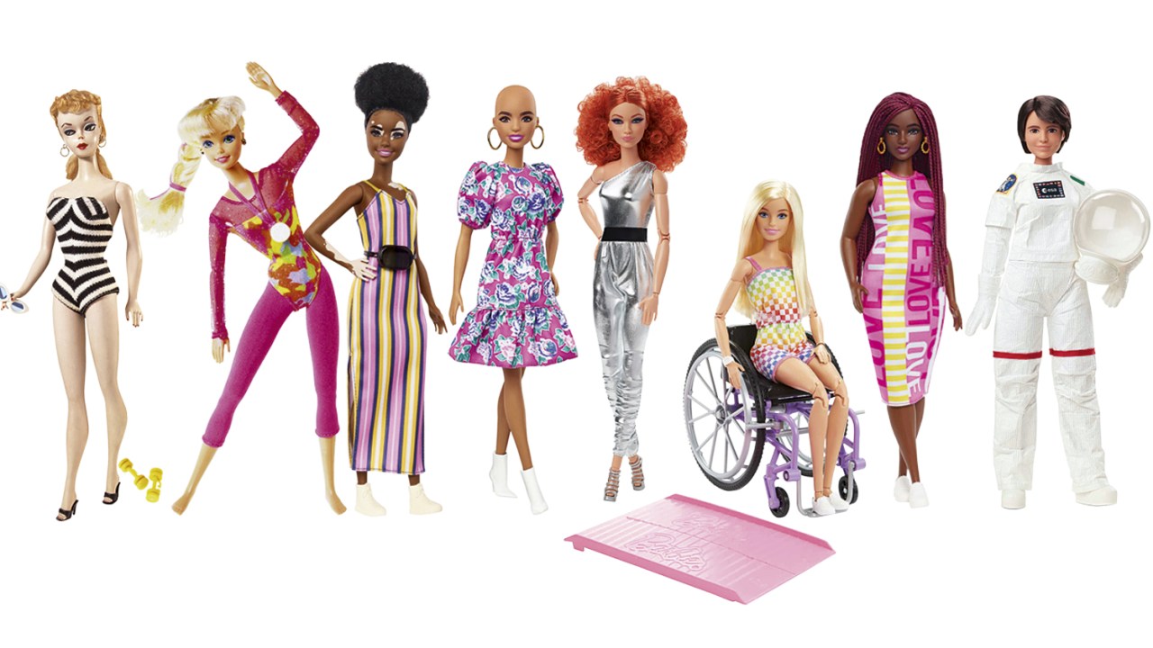 MUTAÇÃO - Da esq. para a dir., a trilha da Barbie: a original, de 1959, a loira anos 1990 e, hoje, as bonecas negras, com vitiligo, cadeirantes e até astronauta -