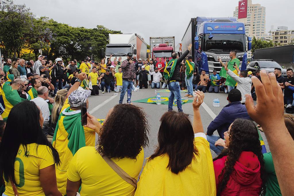 PROTESTO-CAMINHONEIROS-ELEICAO-2022-0934.jpg ROMBO - Caminhoneiros: para evitar desgaste, o governo prorrogou redução de impostos sobre os combustíveis -