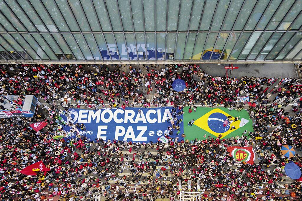 CONTRAPONTO - Manifestações a favor da democracia: reação da sociedade -