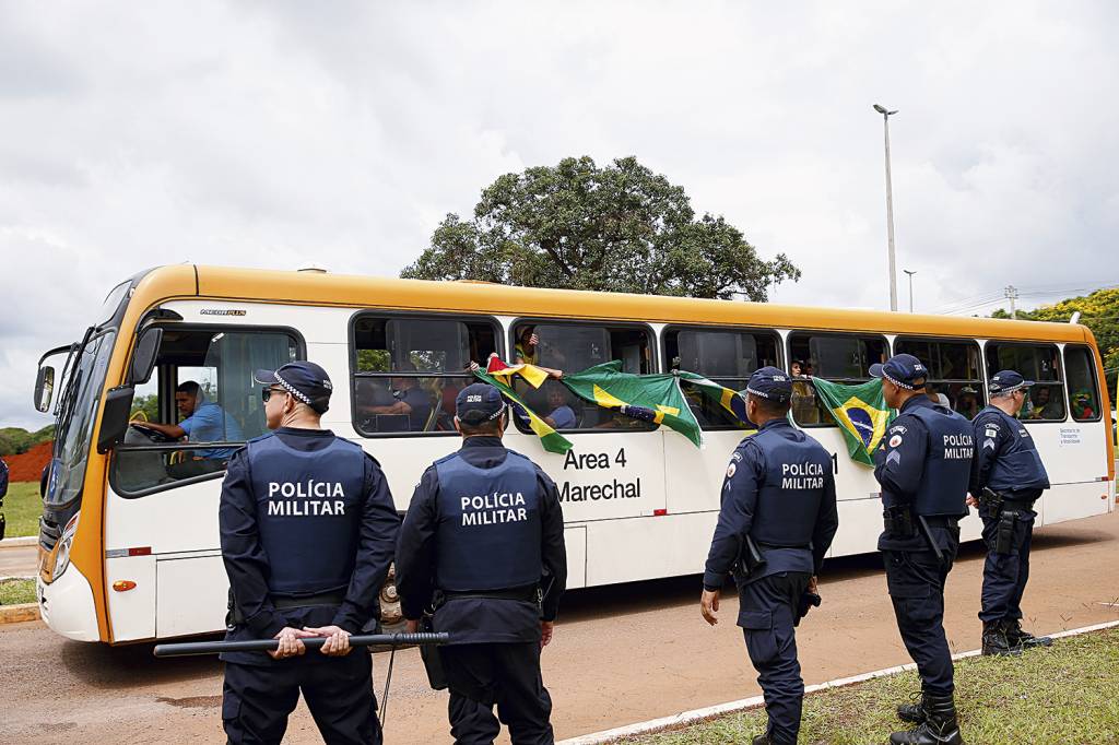 APOLOGIA AO GOLPE - Ônibus dos criminosos: 1 700 pessoas foram detidas -