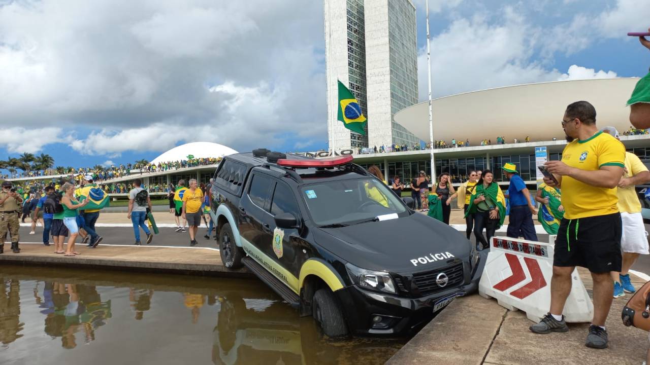 Viatura da polícia é jogada no espelho d'água do Congresso durante protesto