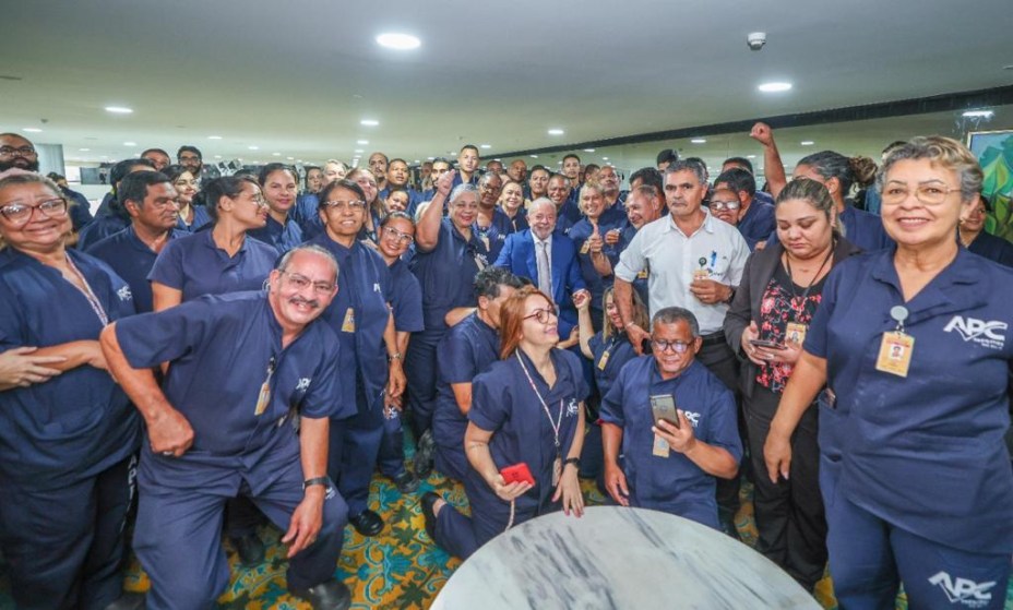 Lula em encontro com trabalhadores da limpeza do Palácio do Planalto que participaram da força-tarefa após destruição promovida por bolsonaristas terroristas -