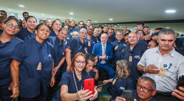 Lula em encontro com trabalhadores da limpeza do Palácio do Planalto que participaram da força-tarefa após destruição promovida por bolsonaristas terroristas -