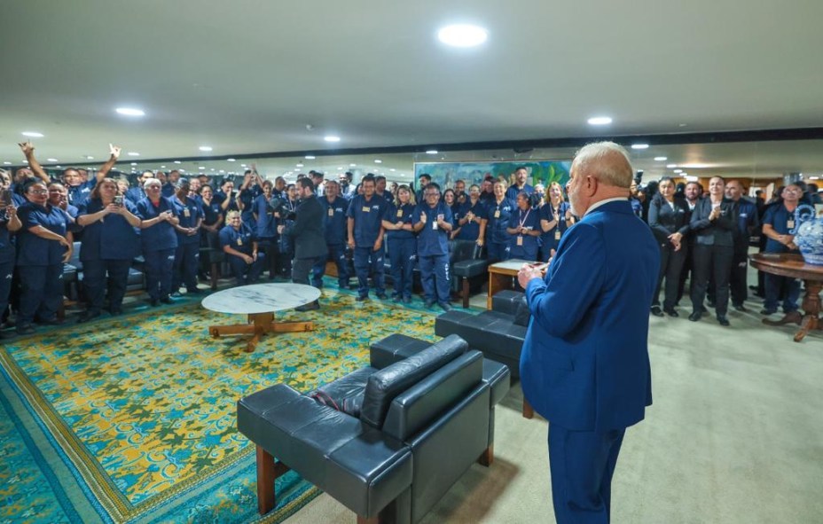 Lula em encontro com trabalhadores da limpeza do Palácio do Planalto que participaram da força-tarefa após destruição promovida por bolsonaristas terroristas -