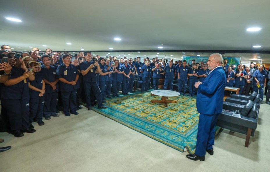 Lula em encontro com trabalhadores da limpeza do Palácio do Planalto que participaram da força-tarefa após destruição promovida por bolsonaristas terroristas -