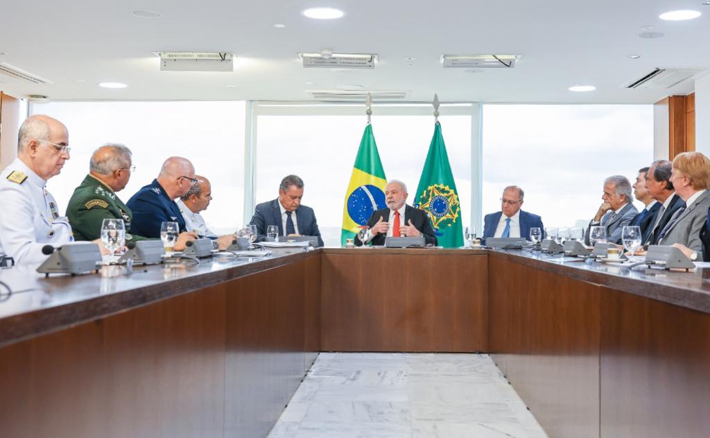 Lula se reúne com chefes das Forças Armadas no Planalto nesta sexta-feira.