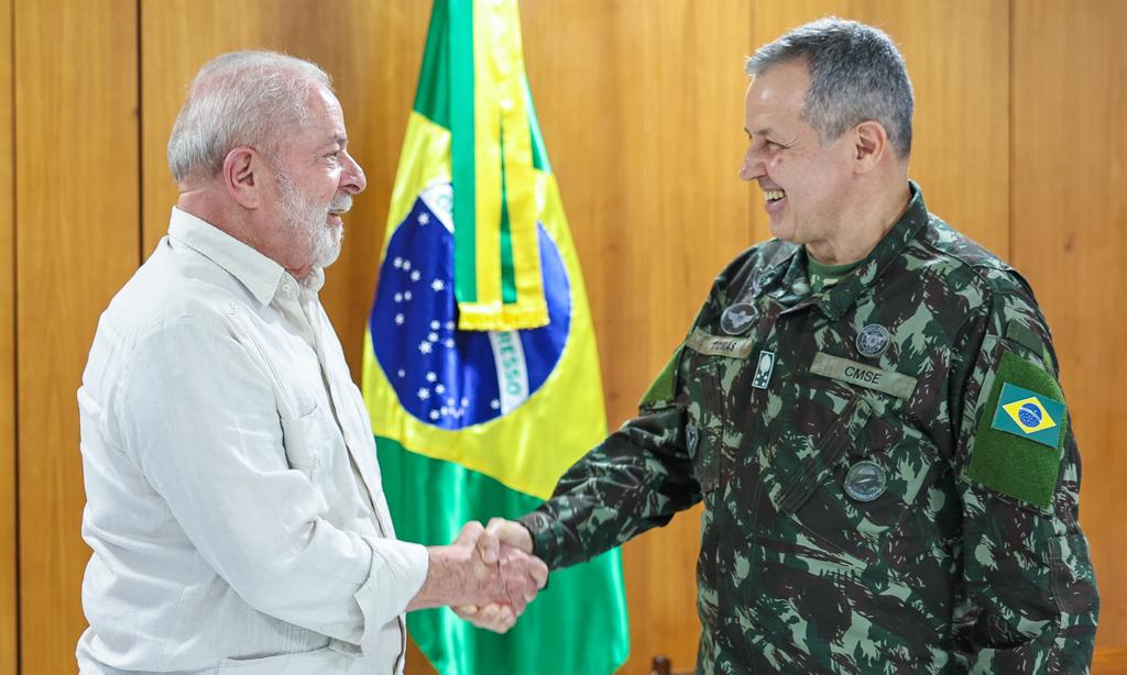 Lula cumprimenta o novo comandante do Exército, general Tomás Miguel Ribeiro Paiva.