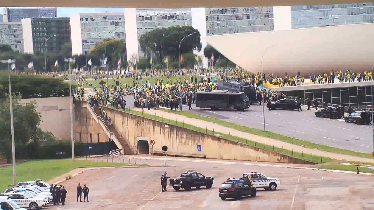 Imagens na área externa do STF no dia 8 de janeiro mostram policiais do DF deixando o cordão de isolamento permitindo que golpistas invadissem o prédio em Brasília.