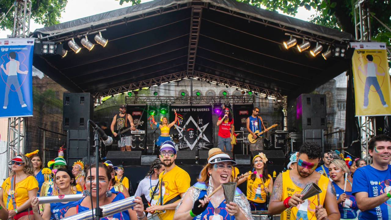 Bloco Exagerado toca músicas de Cazuza no Carnaval do Rio.