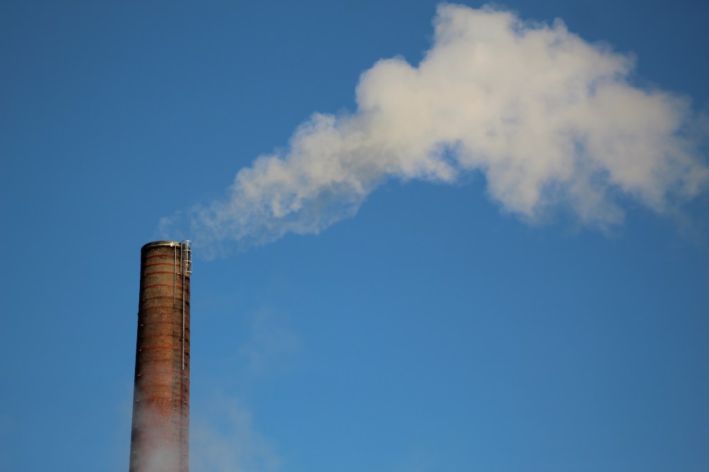 Segundo pesquisadores, produtores de combustíveis fósseis deveriam capturar o carbono emitido -