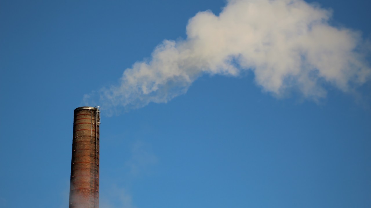 Segundo pesquisadores, produtores de combustíveis fósseis deveriam capturar o carbono emitido -