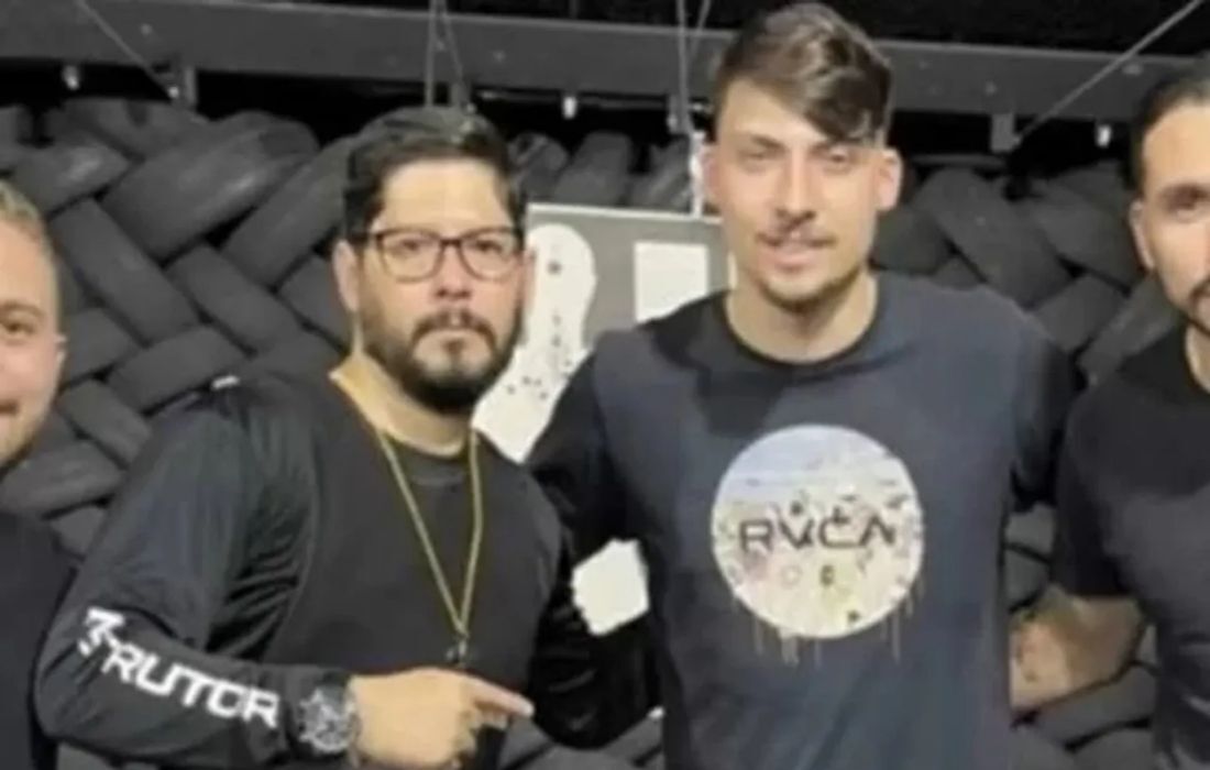 O instrutor de tiro Maciel Carvalho e Jair Renan -