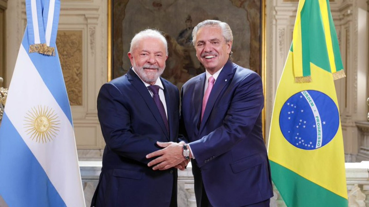 O presidente Lula (esq.) e o líder argentino, Alberto Fernández, em reunião bilateral na Casa Rosada, em Buenos Aires. 23/01/2023 -