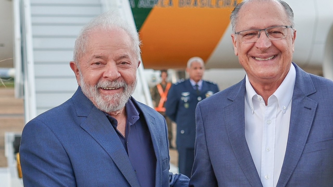 Lula e Alckmin antes do embarque para a Argentina
