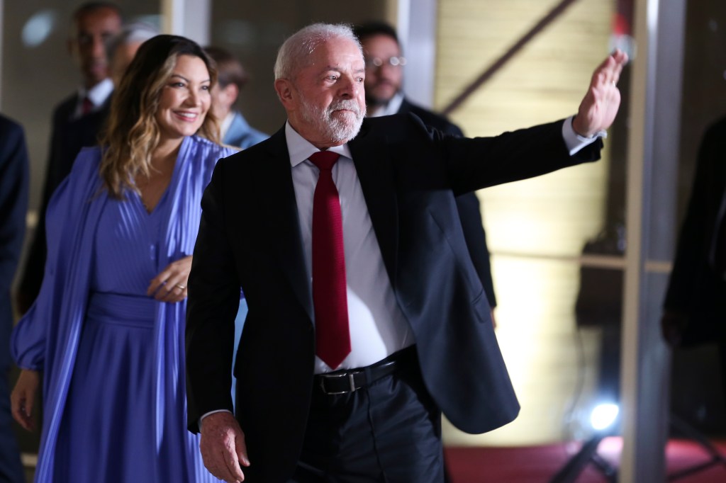 A Primeira-dama Rosângela Lula da Silva e o presidente da República do Brasil, Luiz Inácio Lula da Silva, chegam ao Palácio do Itamaraty
