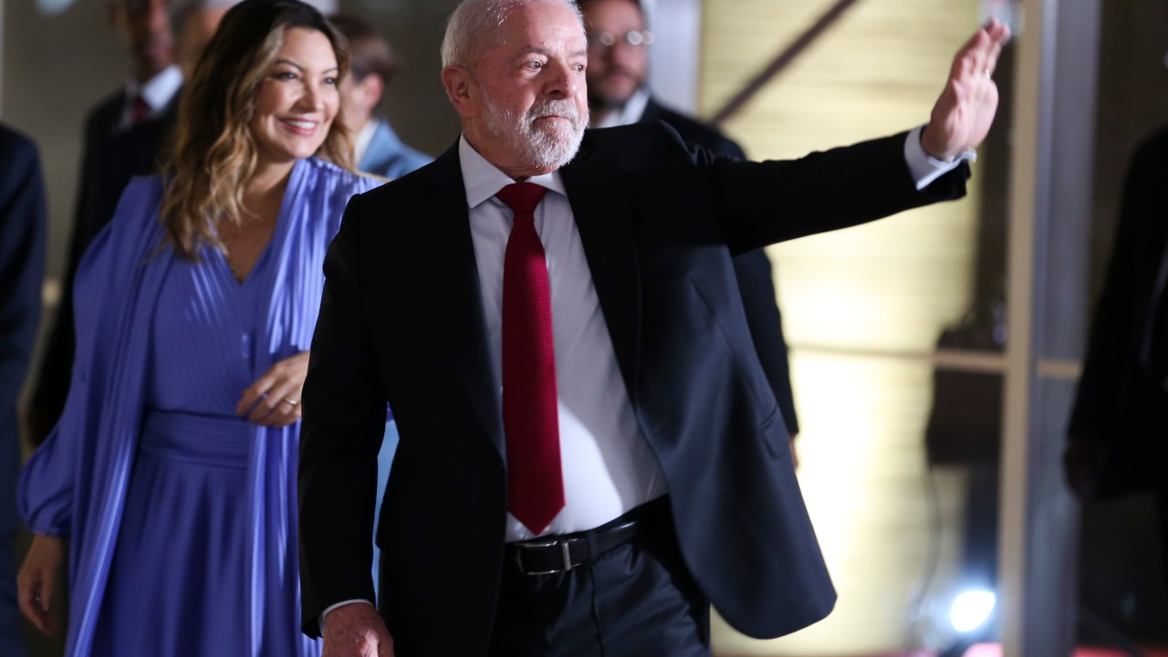 A Primeira-dama Rosângela Lula da Silva e o presidente da República do Brasil, Luiz Inácio Lula da Silva, chegam ao Palácio do Itamaraty