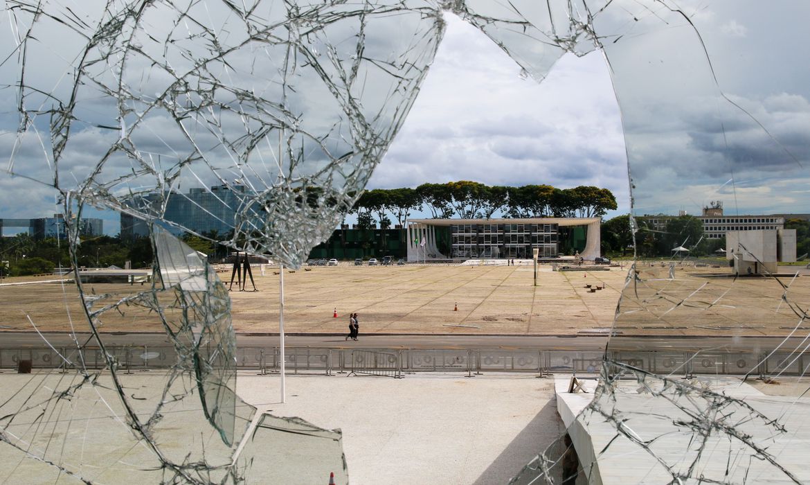 Janelas danificadas no Palácio do Planalto após atos terroristas no dia 8 de janeiro