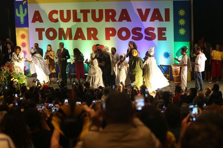 Clima de festa toma cerimônia de posse da ministra da Cultura, Margareth Menezes