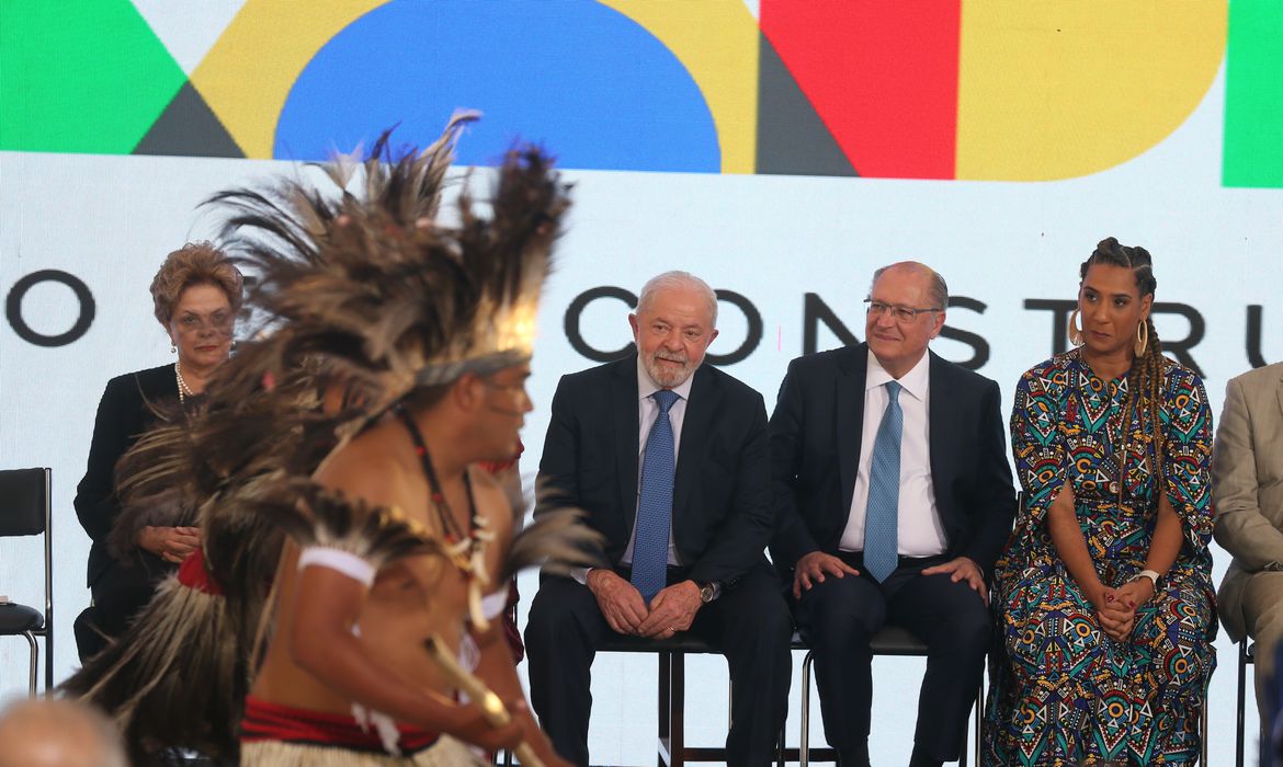 O presidente Luiz Inácio Lula da Silva, participa da cerimônia de posse das ministras da Igualdade Racial, Anielle Franco, e dos Povos Indígenas, Sonia Guajajara,