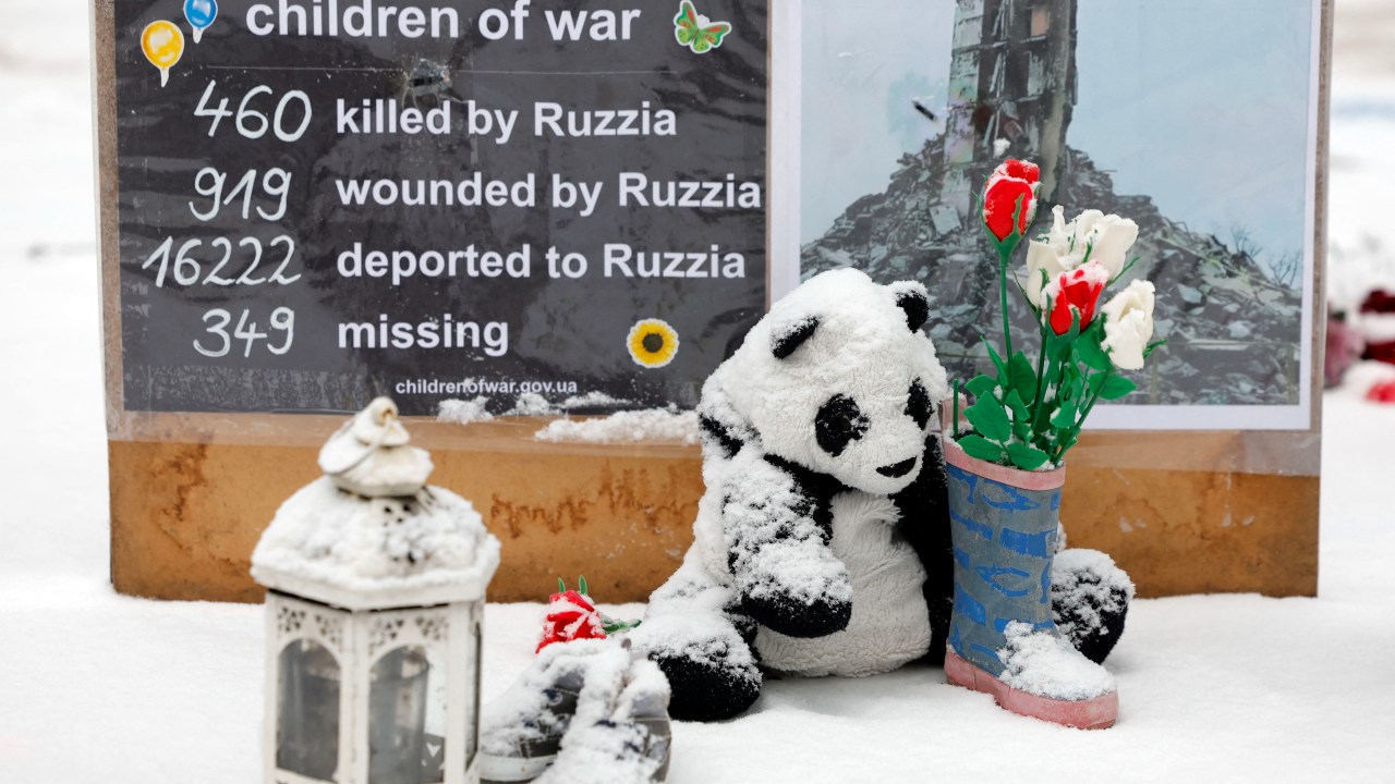 A makeshift memorial dedicated to children killed, wounded, deported and missing in the context of Russia's war against Ukraine is seen outside the Russian embassy in Berlin after snowfall on February 6, 2023. (Photo by Odd ANDERSEN / AFP)