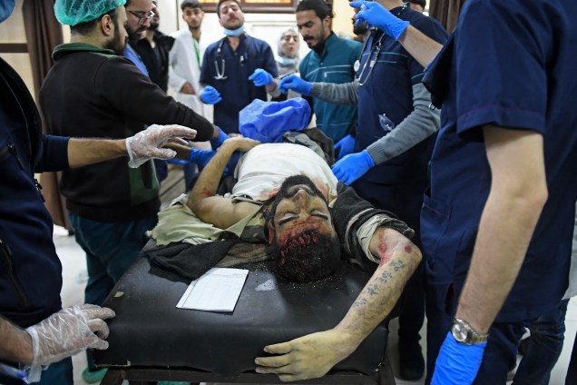 Um homem ferido em um hospital após um terremoto mortal que abalou a Síria na madrugada -