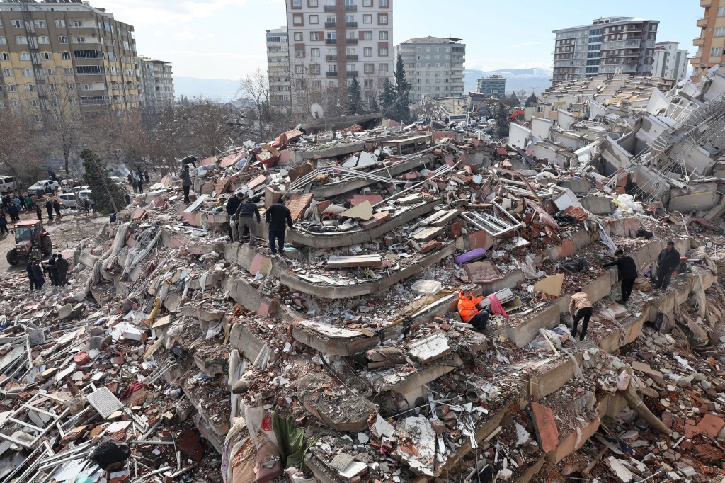 Civilians look for survivors under the rubble of collapsed buildings in Kahramanmaras, close to the quake's epicentre, the day after a 7.8-magnitude earthquake struck the country's southeast, on February 7, 2023. - Rescuers in Turkey and Syria braved frigid weather, aftershocks and collapsing buildings, as they dug for survivors buried by an earthquake that killed more than 5,000 people. Some of the heaviest devastation occurred near the quake's epicentre between Kahramanmaras and Gaziantep, a city of two million where entire blocks now lie in ruins under gathering snow. (Photo by Adem ALTAN / AFP)