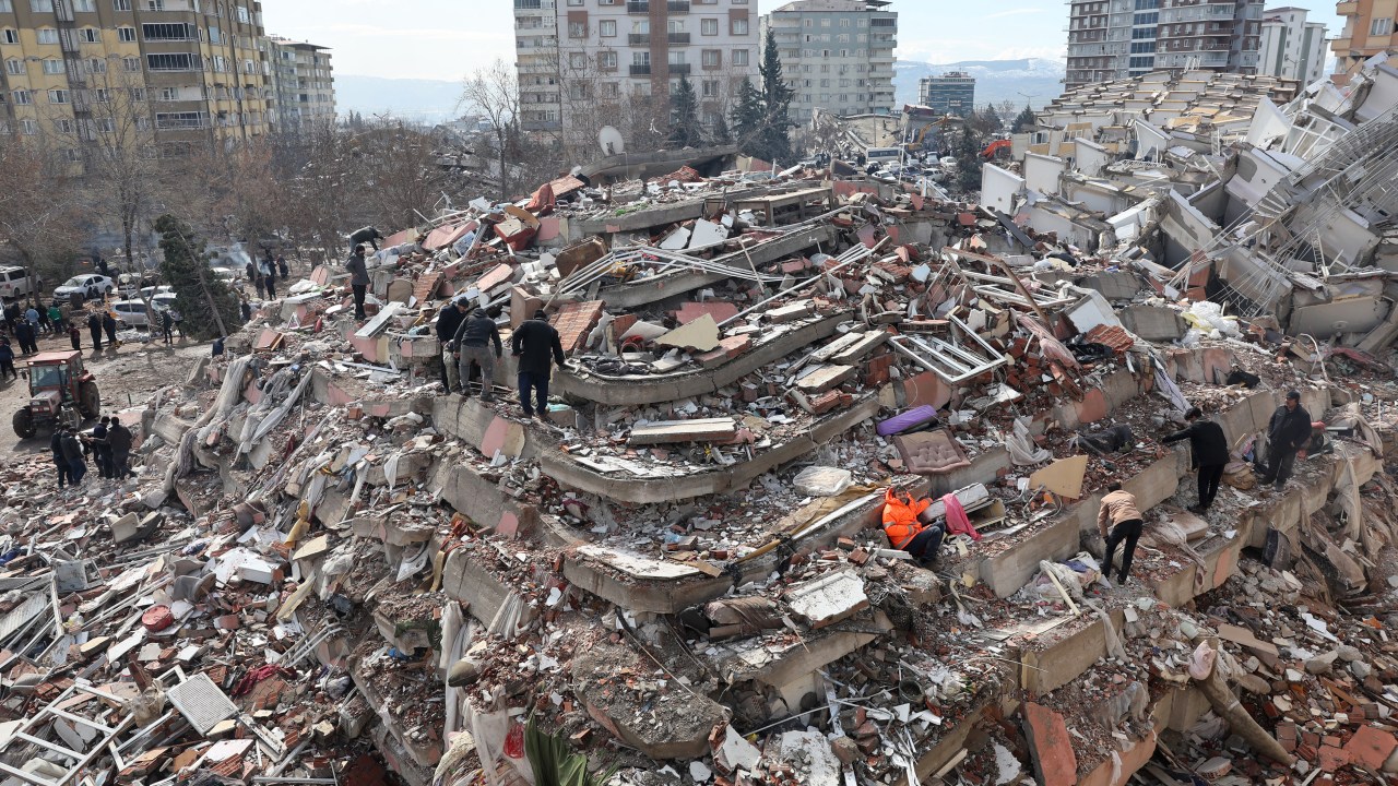 Civilians look for survivors under the rubble of collapsed buildings in Kahramanmaras, close to the quake's epicentre, the day after a 7.8-magnitude earthquake struck the country's southeast, on February 7, 2023. - Rescuers in Turkey and Syria braved frigid weather, aftershocks and collapsing buildings, as they dug for survivors buried by an earthquake that killed more than 5,000 people. Some of the heaviest devastation occurred near the quake's epicentre between Kahramanmaras and Gaziantep, a city of two million where entire blocks now lie in ruins under gathering snow. (Photo by Adem ALTAN / AFP)