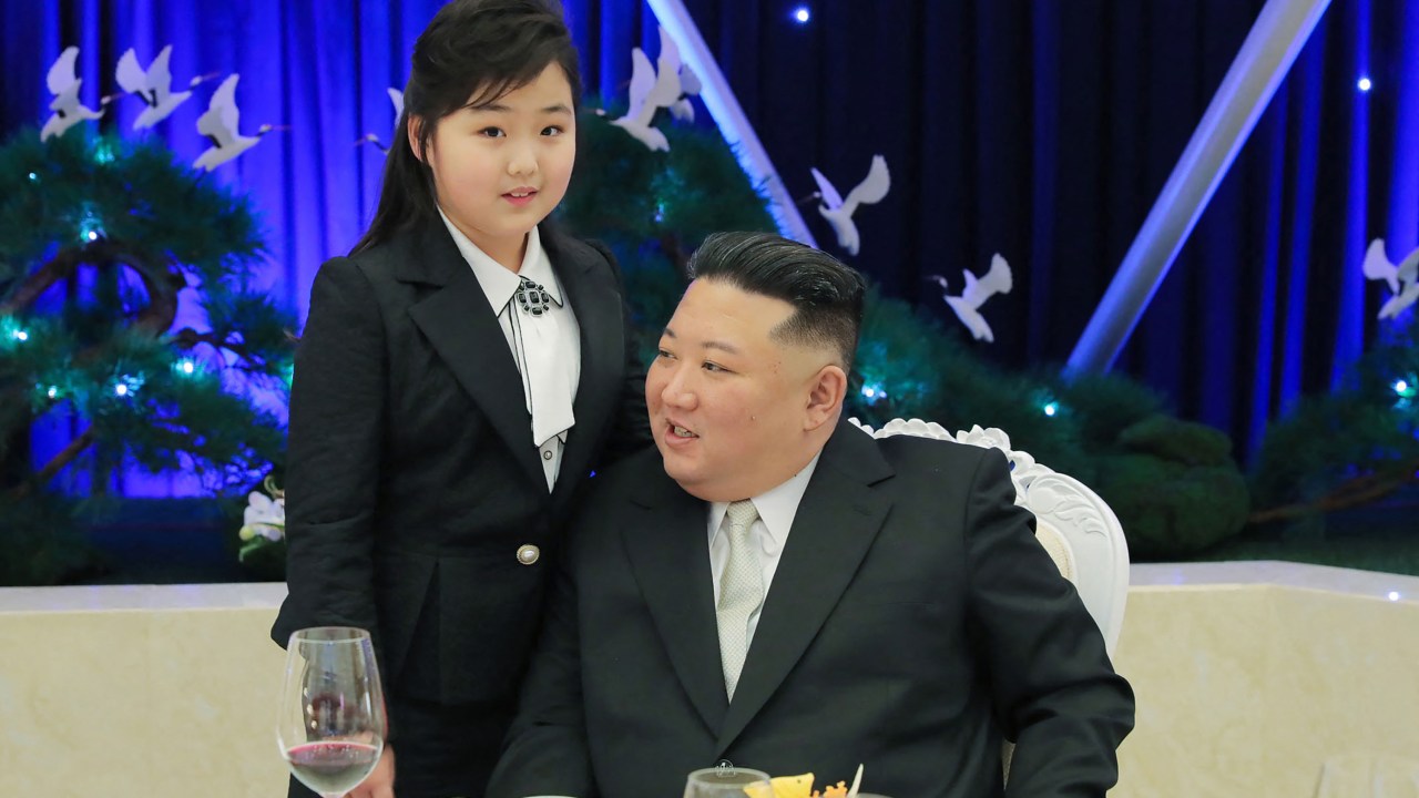 líder norte-coreano Kim Jong Un participando de um banquete com sua filha