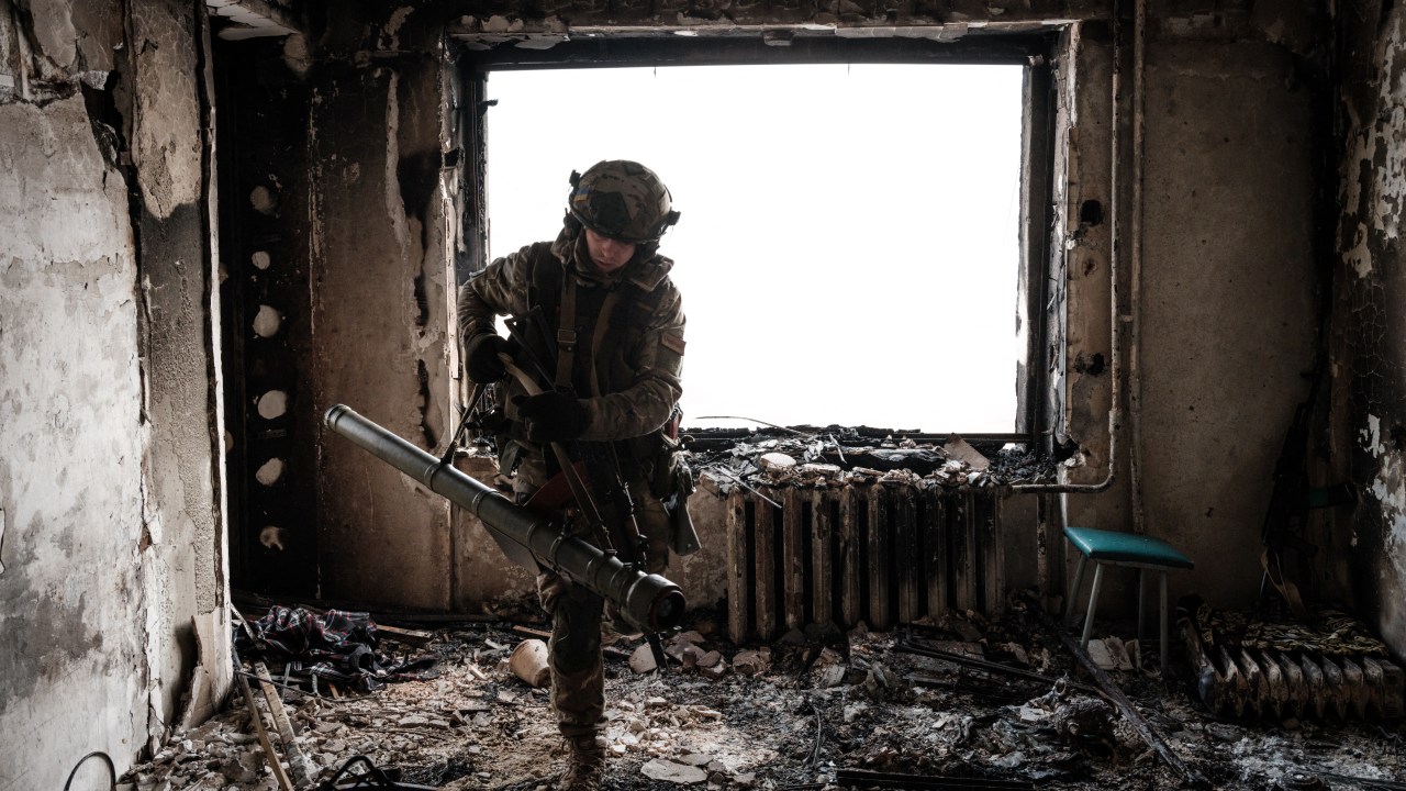 Um militar ucraniano do Serviço de Guarda de Fronteiras do Estado trabalha em uma posição em Bakhmut