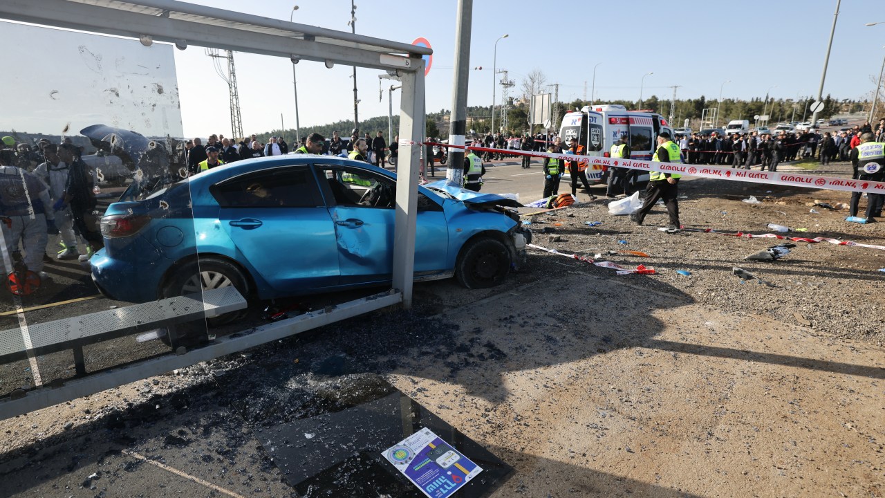 Seis pessoas, incluindo duas crianças, ficaram feridas quando um carro bateu em um ponto de ônibus no leste de Jerusalém.
