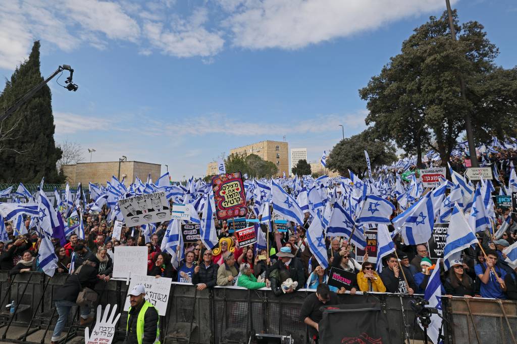 Cerca de 100 mil pessoas protestam contra reforma judicial em Israel