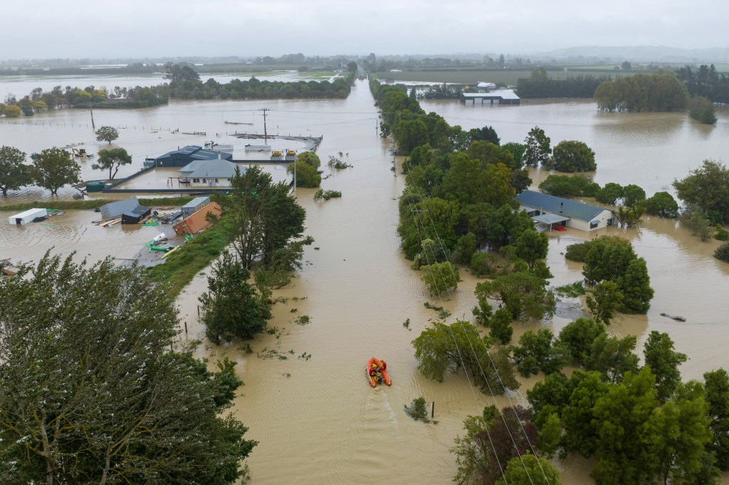 A Nova Zelândia declarou estado de emergência nacional em 14 de fevereiro, quando o ciclone Gabrielle varreu estradas, inundou casas e deixou mais de 100.000 pessoas sem energia
