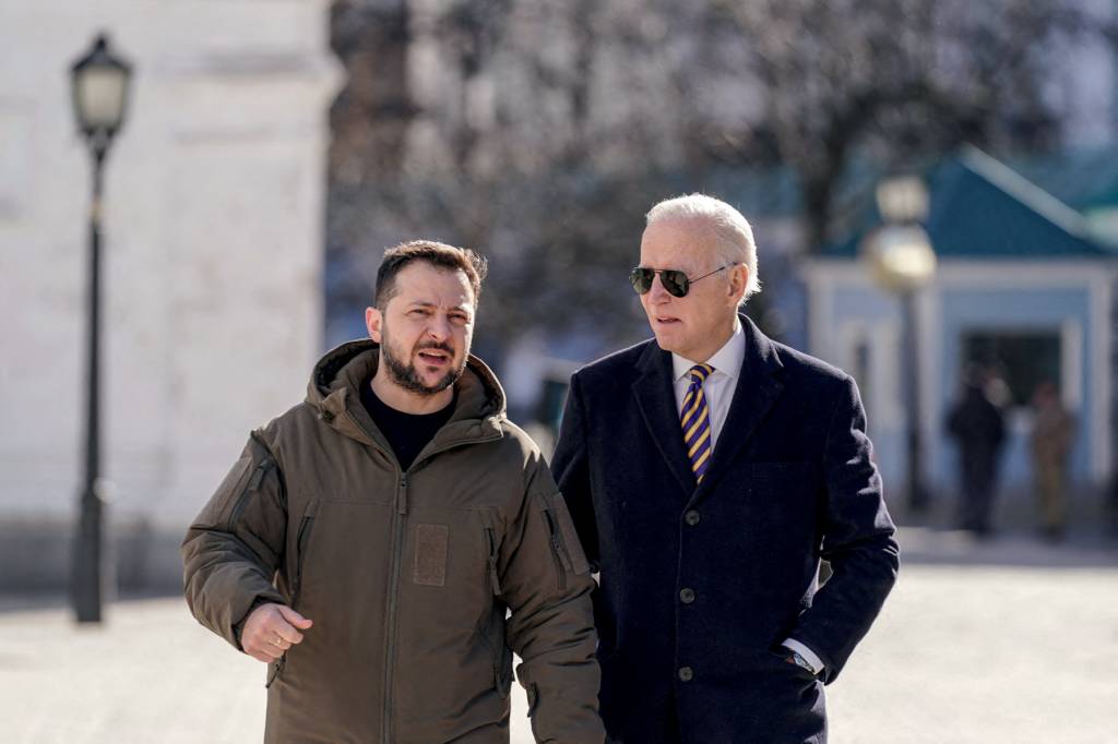 PASSEIO - Joe Biden, ao visitar Zelensky: “Sou testemunha: Kiev segue livre” -