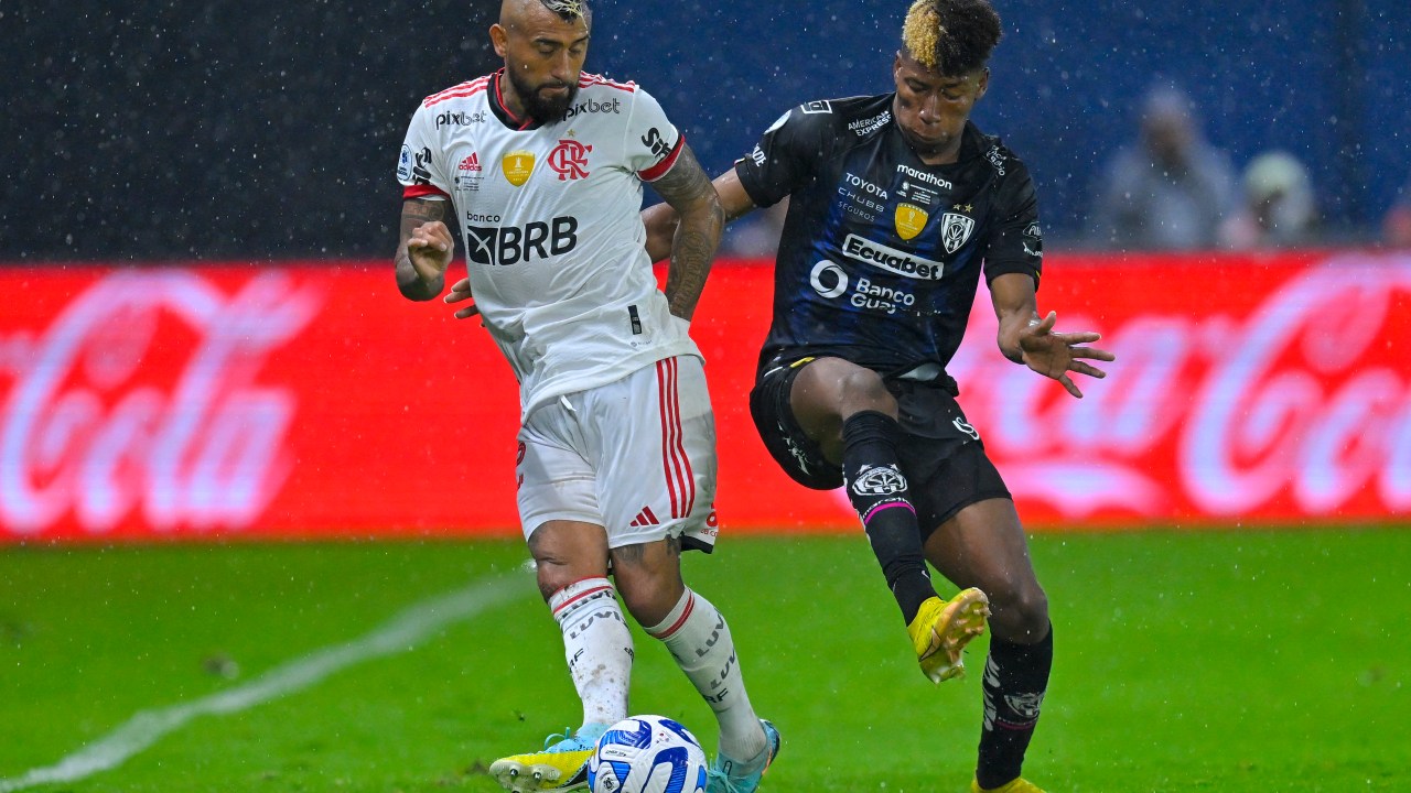 Flamengo's Chilean midfielder Arturo Vidal (L) is challenged by Independiente del Valle's forward Kevin Rodriguez during their Conmebol Recopa Sudamericana first leg final match between Ecuador's Independiente del Valle and Brazil's Flamengo at the Banco Guayaquil stadium in Quito on February 21, 2023. (Photo by Rodrigo BUENDIA / AFP)