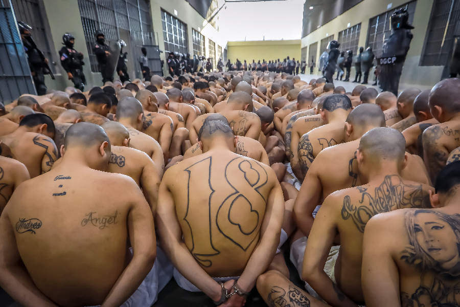 Presos de costas em nova mega prisão de El Salvador //