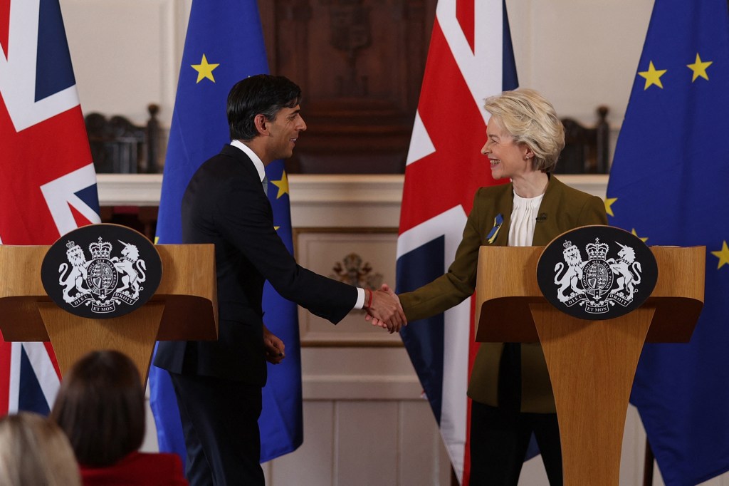 Britain's Prime Minister Rishi Sunak (L) and European Commission chief Ursula von der Leyen shake hands during a joint press conference following their meeting at the Fairmont Hotel in Windsor, west of London, on February 27, 2023. - Sunak proclaimed a "new chapter" in post-Brexit relations with the European Union after securing a breakthrough deal to regulate trade in Northern Ireland. "I believe the Windsor Framework marks a turning point for the people of Northern Ireland," Sunak said. (Photo by Dan Kitwood / POOL / AFP)