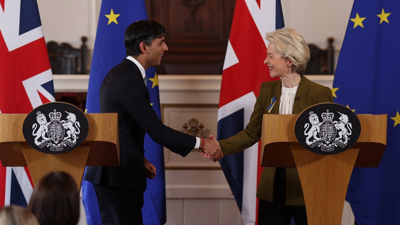 Britain's Prime Minister Rishi Sunak (L) and European Commission chief Ursula von der Leyen shake hands during a joint press conference following their meeting at the Fairmont Hotel in Windsor, west of London, on February 27, 2023. - Sunak proclaimed a "new chapter" in post-Brexit relations with the European Union after securing a breakthrough deal to regulate trade in Northern Ireland. "I believe the Windsor Framework marks a turning point for the people of Northern Ireland," Sunak said. (Photo by Dan Kitwood / POOL / AFP)