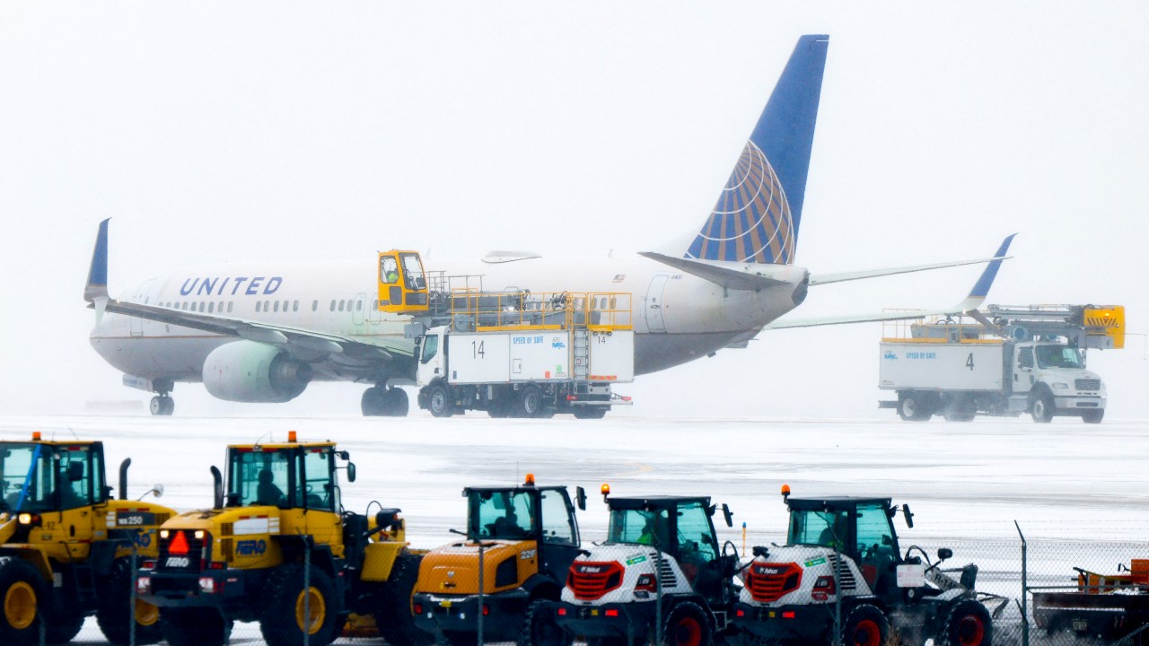 DENVER, CO - FEBRUARY 22: A United Airlines flight is de-iced before takeoff during a winter storm at Denver International Airport on February 22, 2023 in Denver, Colorado. More than 1000 flights have been canceled across the U.S. as the storm impacts travel around the country. Michael Ciaglo/Getty Images/AFP (Photo by Michael Ciaglo / GETTY IMAGES NORTH AMERICA / Getty Images via AFP)