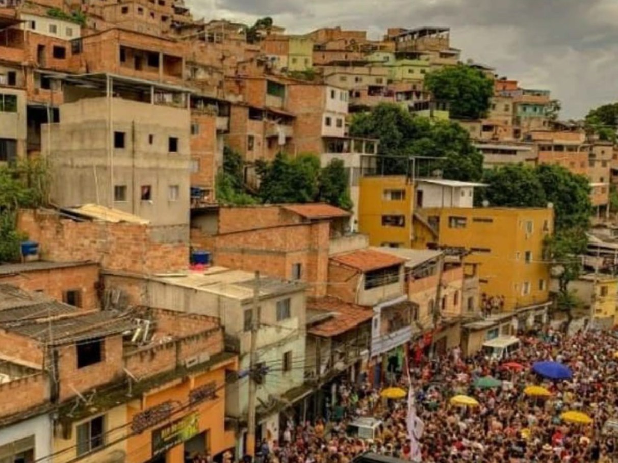 Veja como a  realiza entrega aos clientes em Favelas pelo Brasil -  About  Brasil