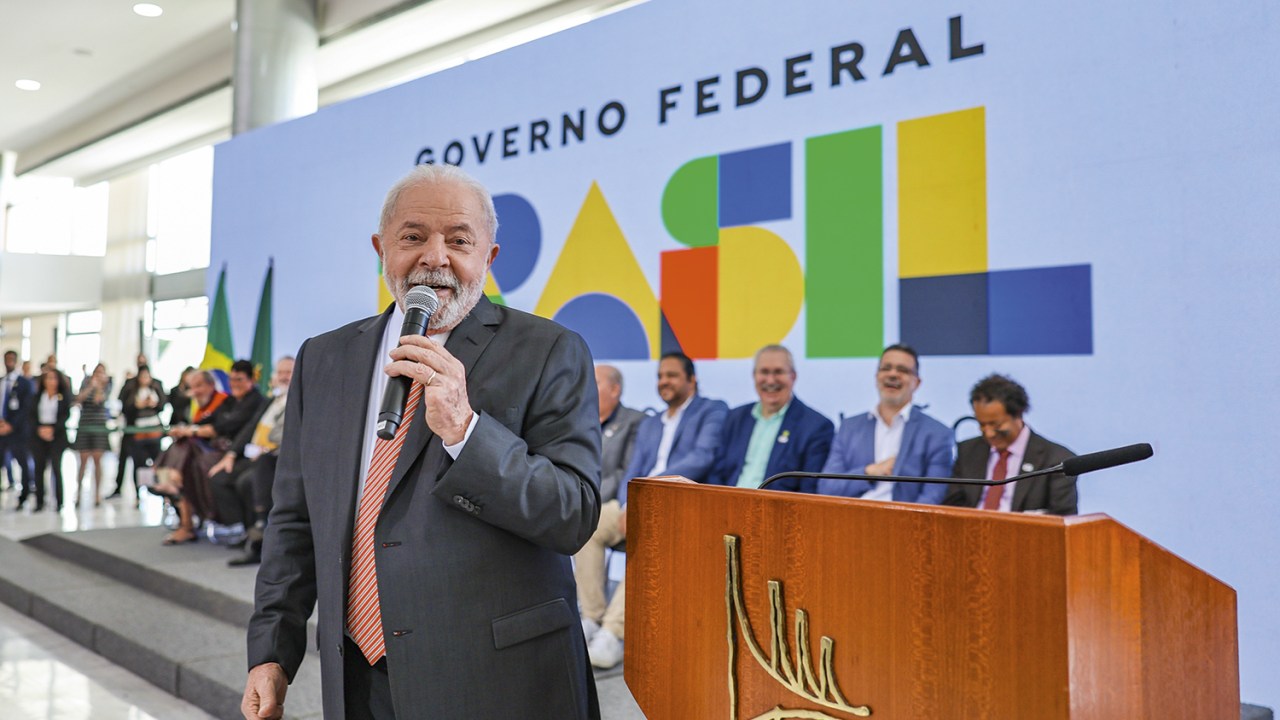 MOEDA DE TROCA - Lula: negociação à base de cargos, verbas e benesses -