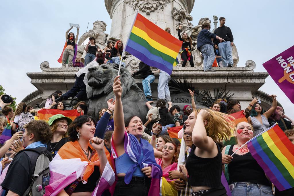 APOIO - Parada do orgulho LGBTQIA+ em Paris, na França: comunidade saiu em defesa do boicote às obras de Rowling -